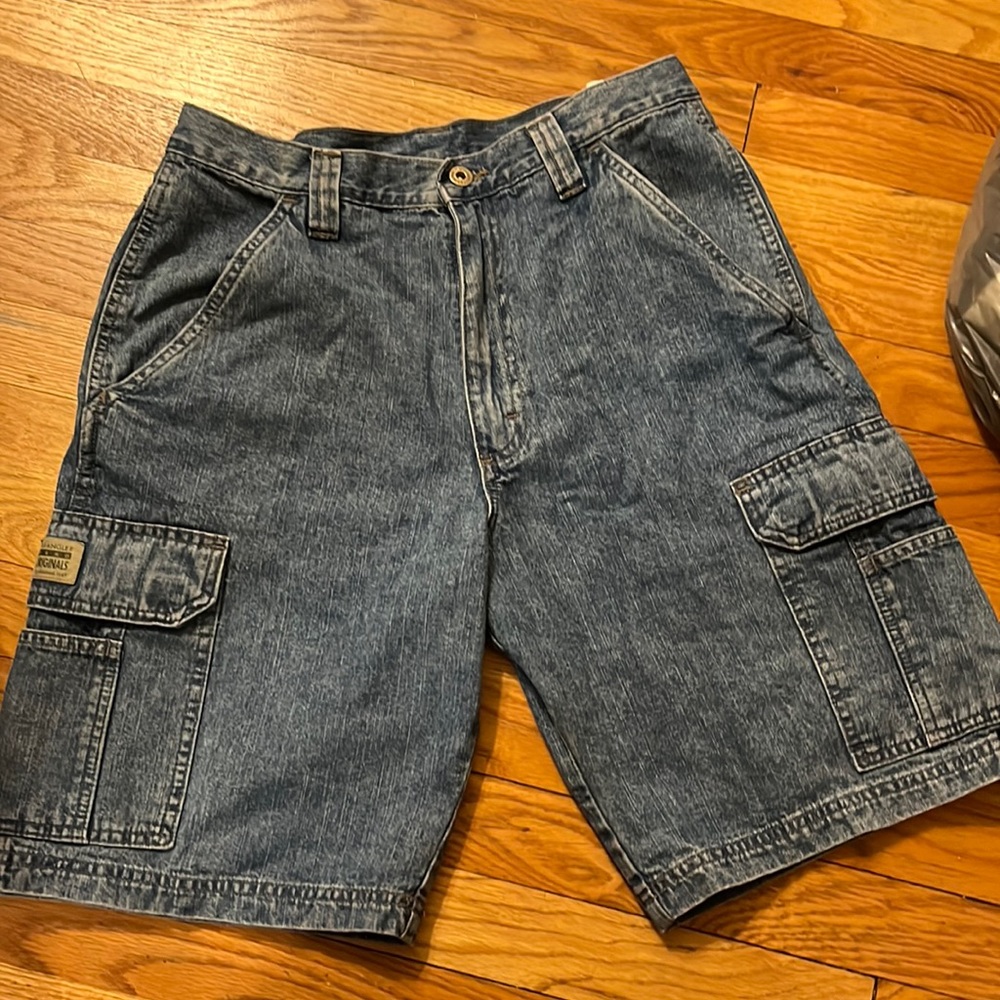 Men’s or women’s 8 pocket jean shorts. Waist size 30 barley used.